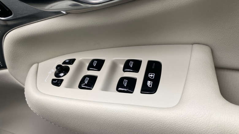 Volvo XC90 2.0 T8 PHEV Ultra Dark 5dr AWD Geartronic Estate